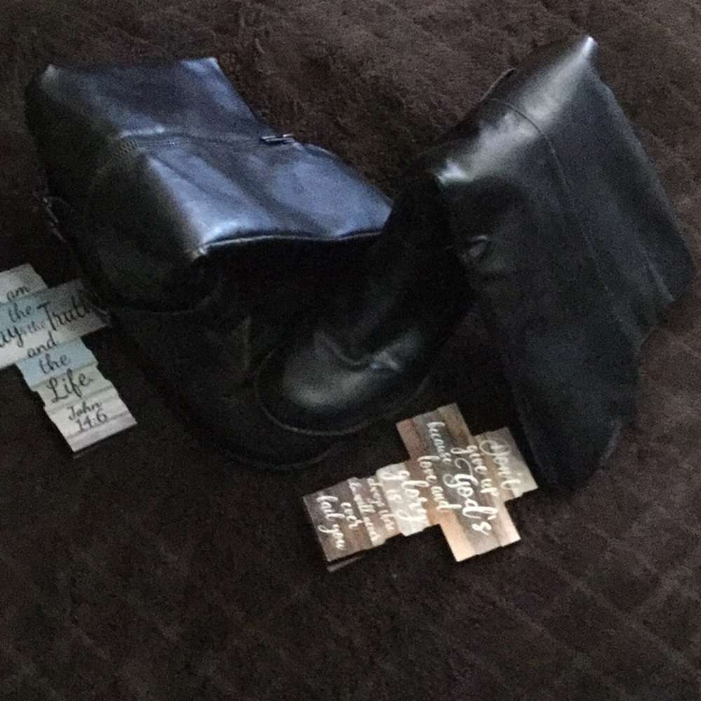 Women’s size 7 Arizona walking boot. NWOT. 👢